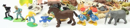 Leksaksfigurer, ett parti, mest plast, bl. a Kalle Anka och Smurf.