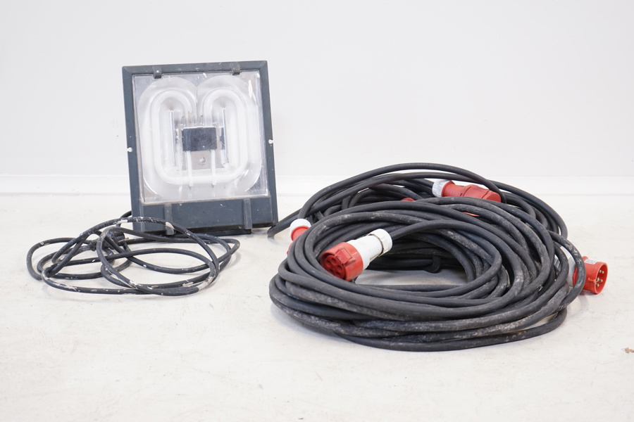 Arbetslampa, samt 3 kablar.