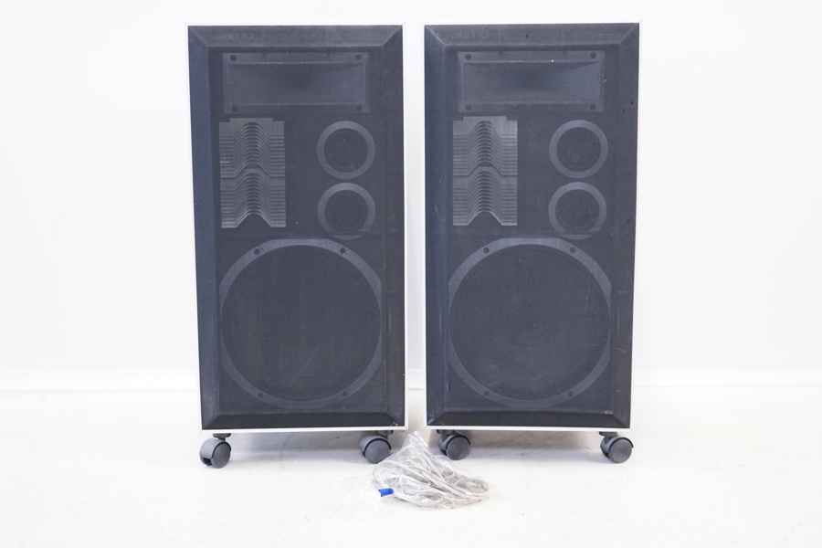 Högtalare, ett par, på hjul, Jamo dynamic d5, med kablar.