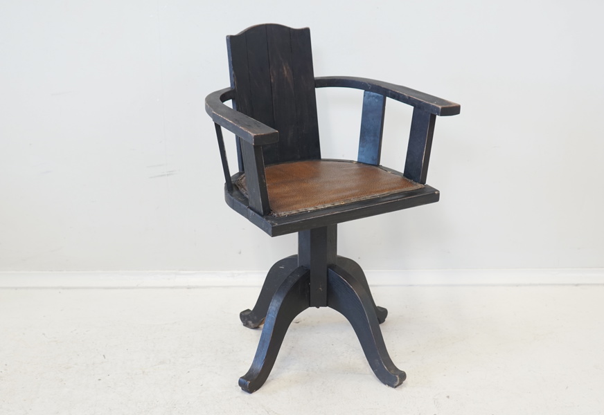 Kontorsstol, trä/skinn, 1900-talets första hälft.