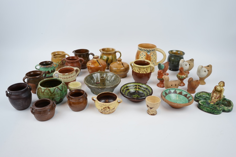 Keramik, ett parti, lergökar, krus m.m, bl.a Raus och Elfstrand, Sjöbo, 1900-tal.