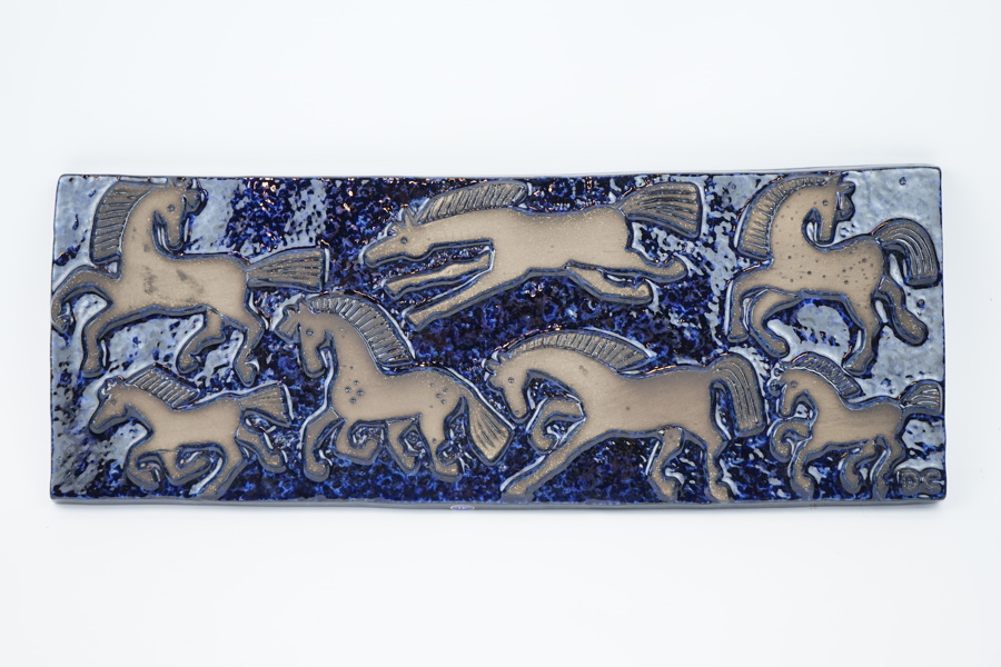 Dorothy Clough, väggplakett, "Hästar", keramik, Upsala Ekeby.