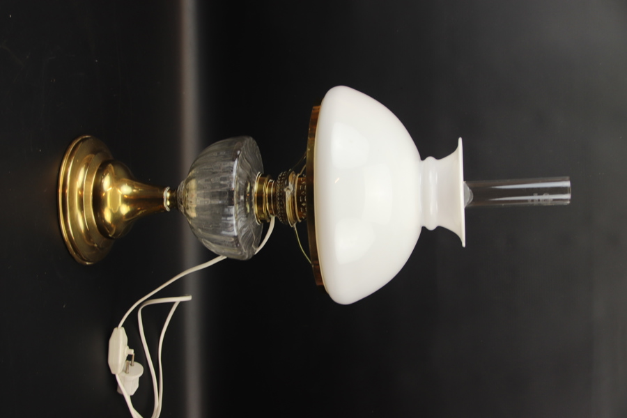 Fotogenlampa, mässing/glas, elektrifierad, 1900-tal.