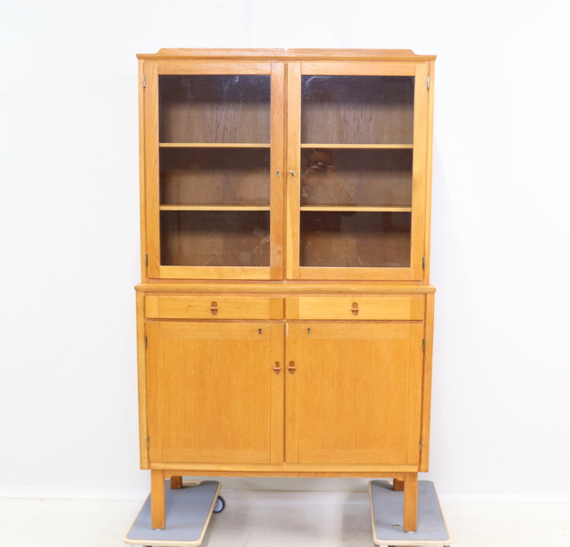 Erik Wörtz, vitrinskåp, ekfanér, IKEA, 1900-talets andra hälft.