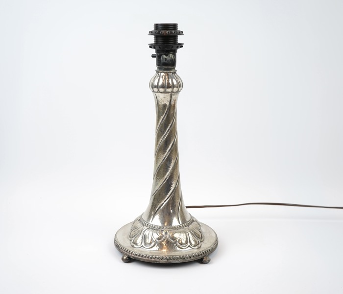 Bordslampa, silver, otydliga stämplar, troligen Kristianstad, 1920-tal.