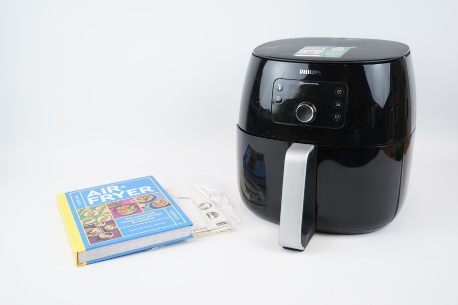 Airfryer med tillbehör, Philips Avance Collection Airfryer XXL, och kokbok.