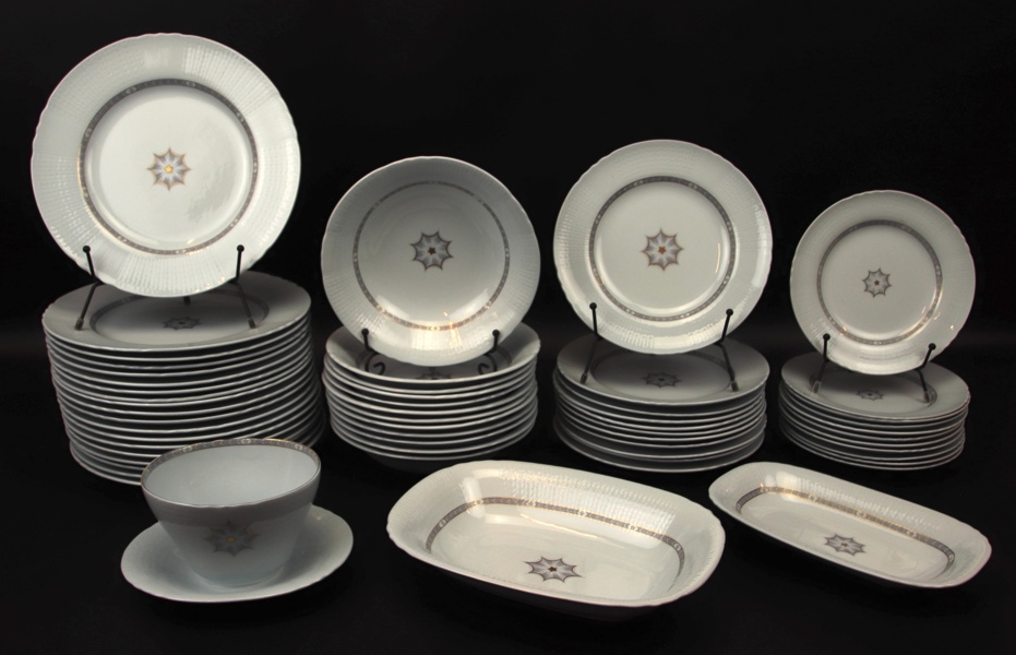 Louise Adelborg, Nationalservisen/Swedish Grace, 56 delar, porslin, dekor "Nordstärnan", Rörstrand, 1950-tal.