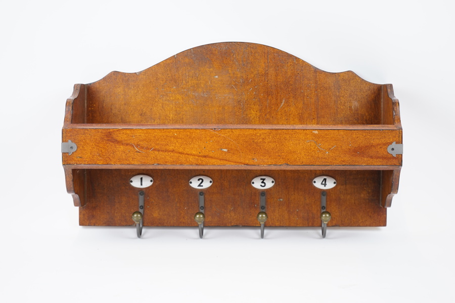 Hatthylla, trä/metall, Ib Laursen.