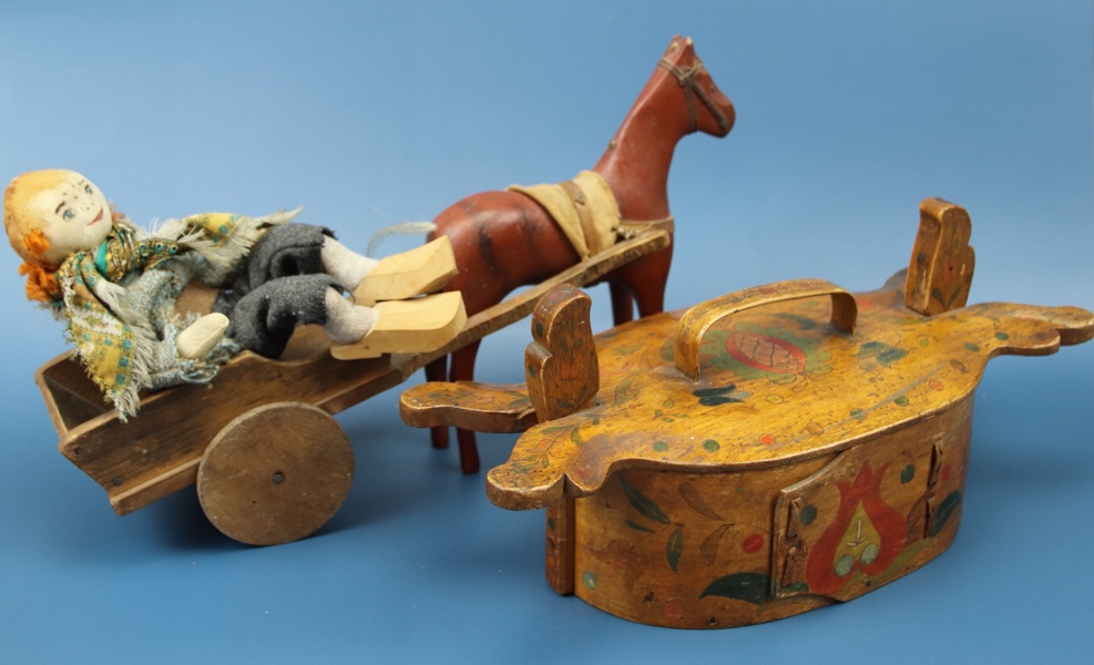 Svepask och träfigur, trä/textil, bl. a "Bombi Bitt", Charlotte Weibull.