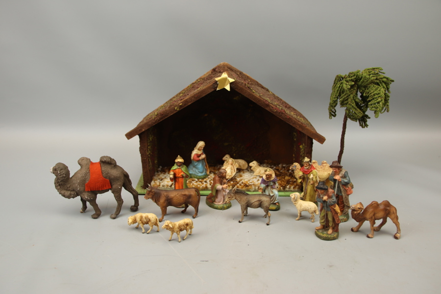 Julkrubba med figuriner, 20 delar, bl. a keramik, 1900-tal.