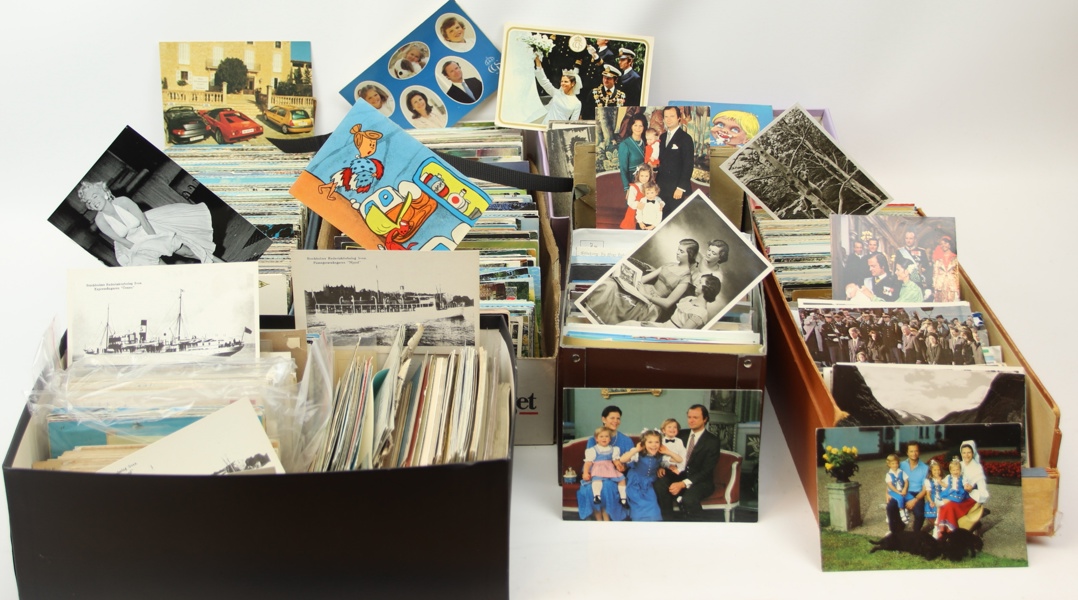 Vykort, ett parti, bl a svenska kyrkor och kungafamiljen.