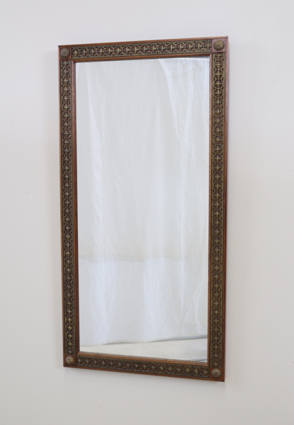 Spegel, ram i trä med detaljer i metall.