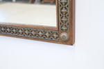 Spegel, ram i trä med detaljer i metall.