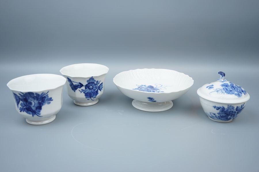 Kaffeservisdelar, 4 st, porslin, "Blå blomster", Royal Copenhagen.