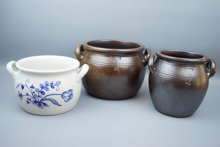 Krus, 3 st, keramik/stengods, Gustavsberg och Höganäs.