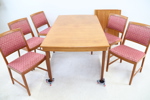 Bertil Fridhagen, matbord och 5 stolar, teak/textil, med 2 förlängningsskivor, Bodafors, 1900-talets andra hälft.