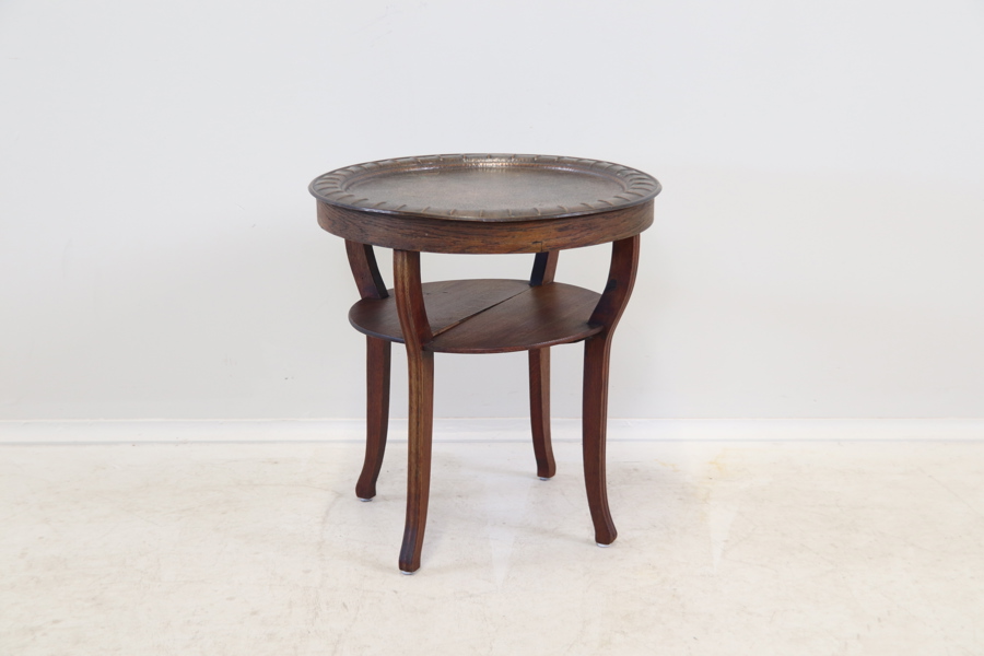 Rökbord, ek/koppar.