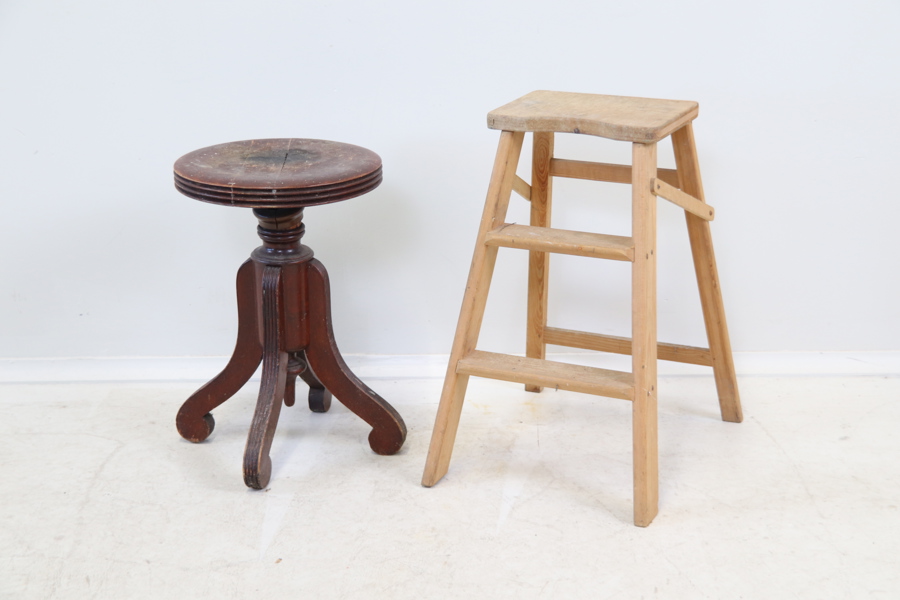 Snurrpall och stegpall, trä.