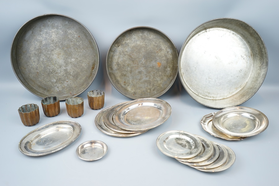 Bakformar, coaster m.m, 19 delar, olika metaller, litet fat i silver.