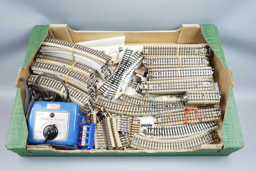 Märklin, räls, växlar och transformator, ett parti.