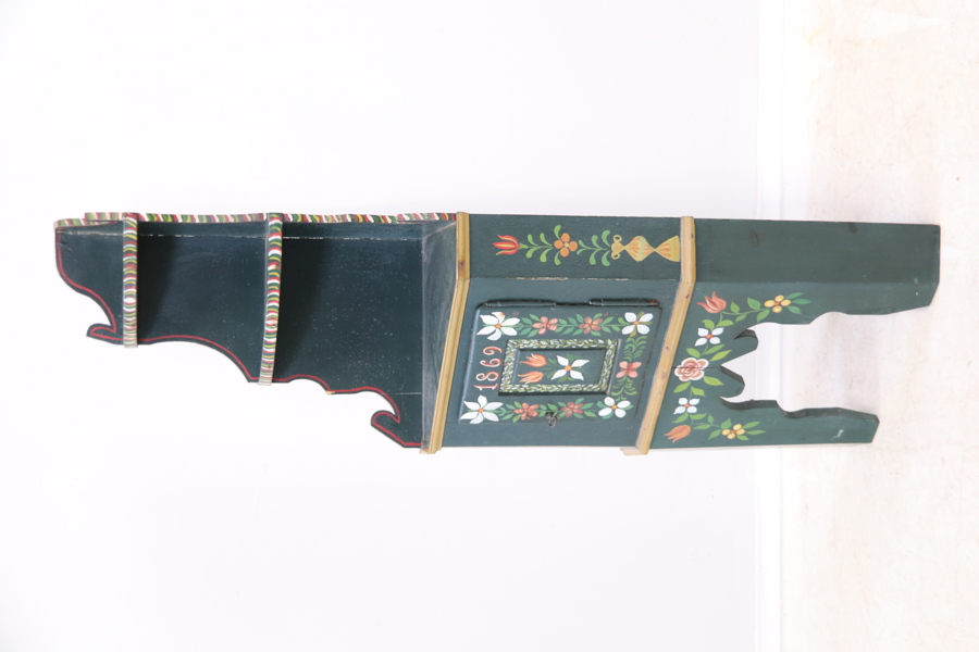 Hörnskåp, bemålat trä, allmoge.