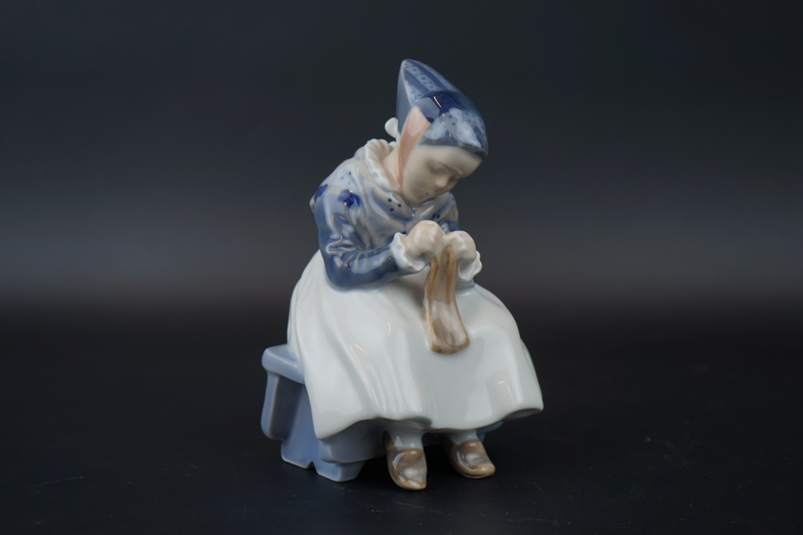 Lotte Benter, figurin, porslin, "Amagerpige", Royal Copenhagen.