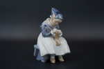 Lotte Benter, figurin, porslin, "Amagerpige", Royal Copenhagen.
