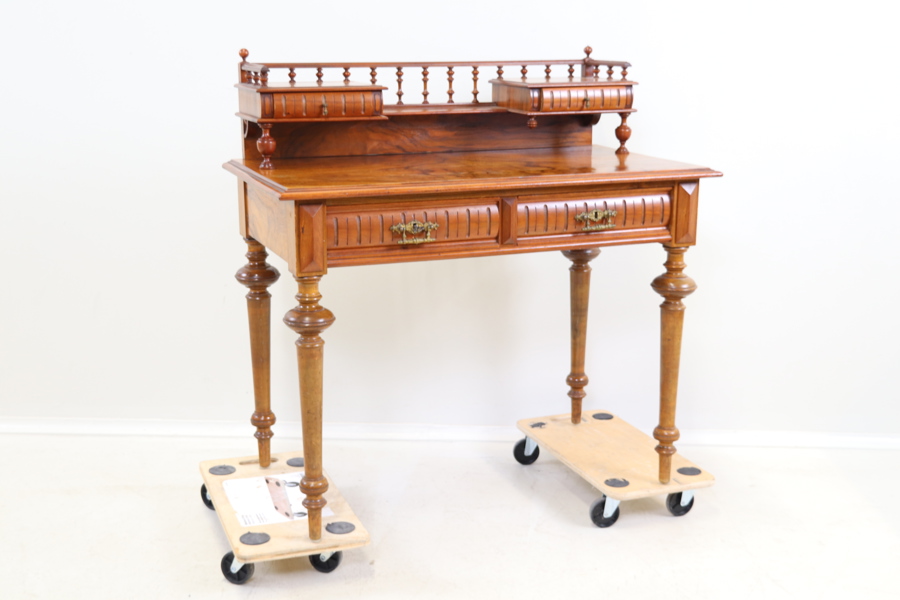 Damskrivbord med uppsats, 4 lådor, mahogny, nyrenässans, 1800/1900-tal.
