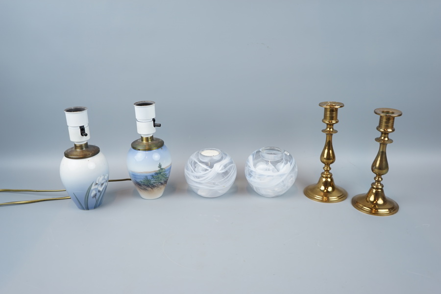 Bordslampor, ljuslyktor och ljusstakar, 3 par, porslin/glas/mässing, bl.a Royal Copenhagen och Kosta Boda.
