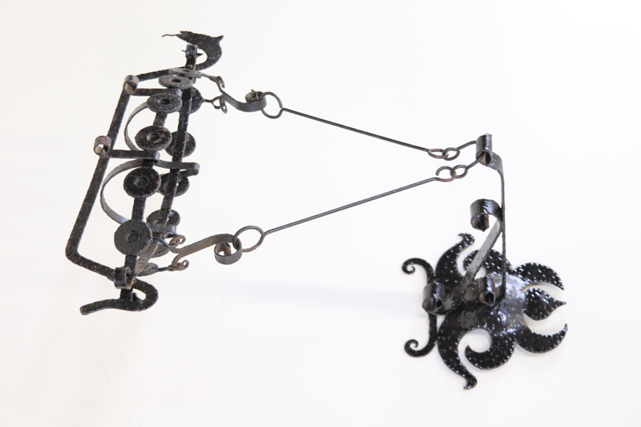 Väggampel, smide, 1900-tal.