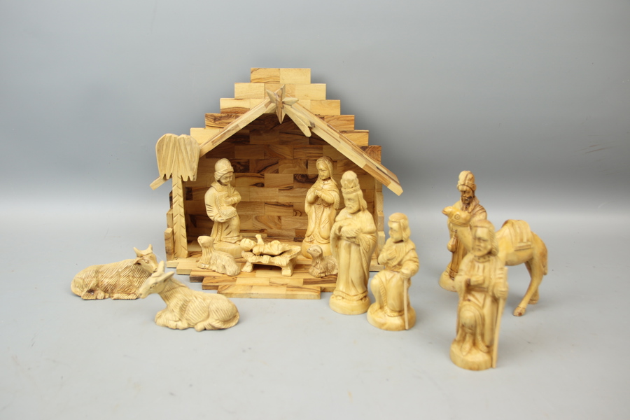 Julkrubba och figurer, 13 delar, trä, Bethlehem.