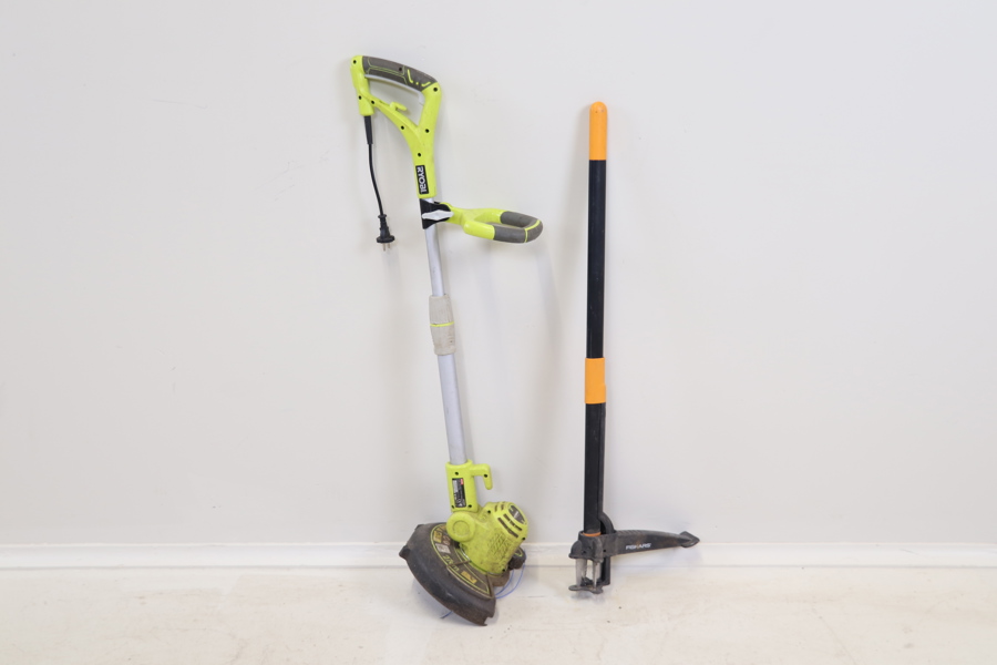 Grästrimmer, Ryobi, och ogräsupptagare, Fiskars.