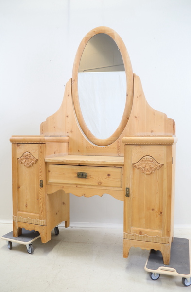 Sminkbord, en låda och 2 skåp, avlutad furu.