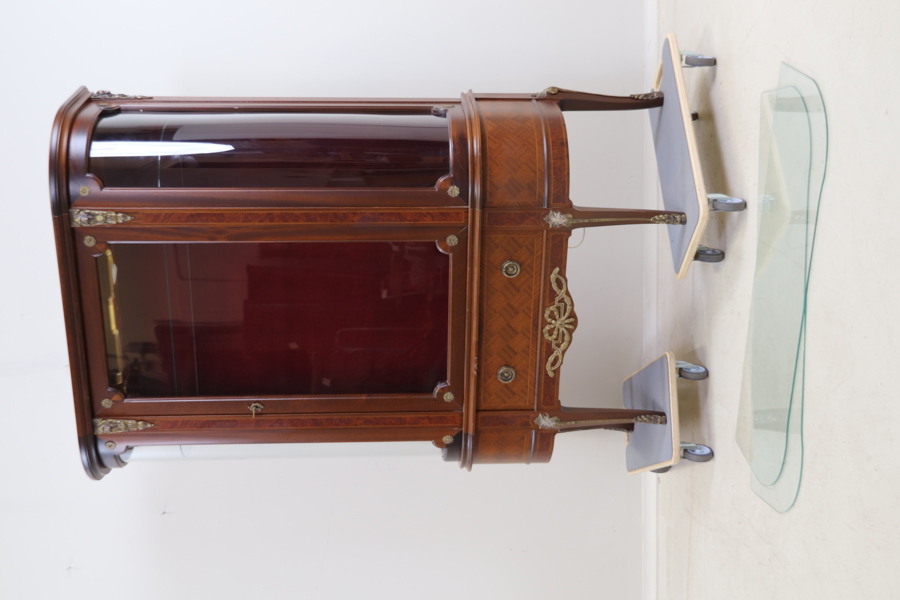 Vitrinskåp med belysning, en låda, tre hyllor av glas, trä/mässing/textil, 1900-tal.