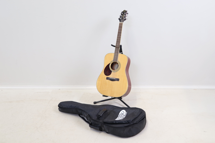 Akustisk gitarr, Greg Bennett, med fodral och stativ.