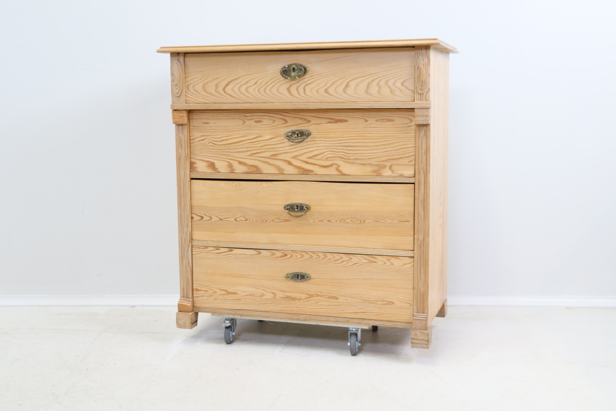Byrå, 4 lådor, avlutad furu.