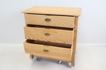 Byrå, 4 lådor, avlutad furu.