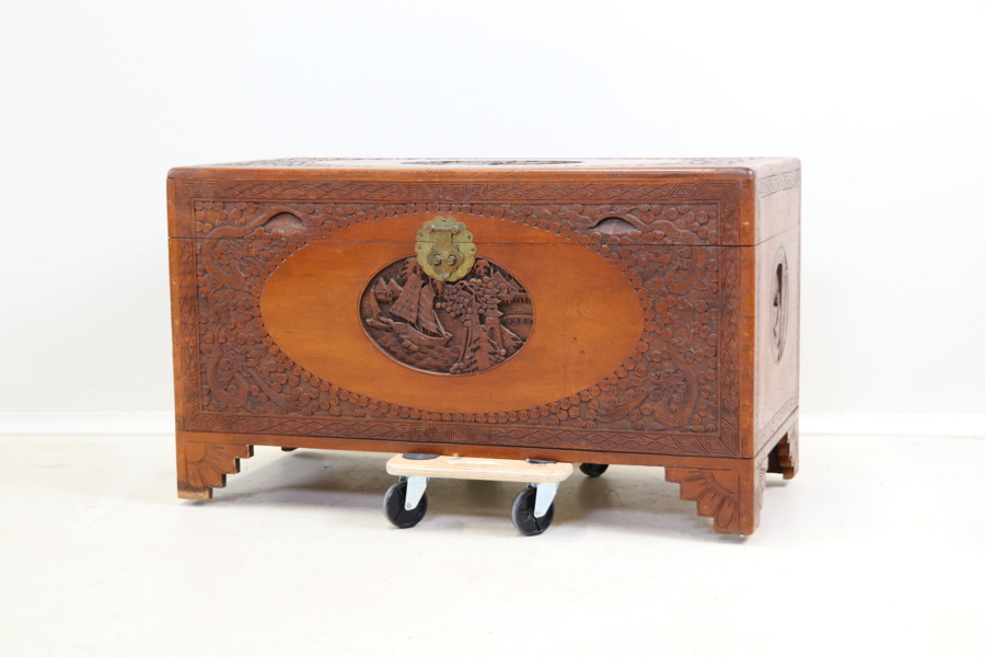 Kamferkista, skuren dekor, 1900-tal.