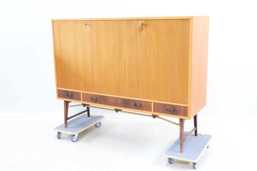 Sideboard, 3 lådor och 2 skåp, teak, Oscar Edv. Ekelunds Snickerifabriks AB.