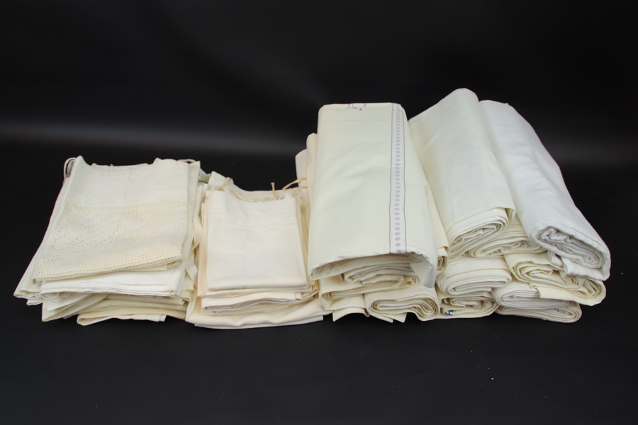 Lakan och örngott med spets och brodyr, ett parti, 1900-tal.