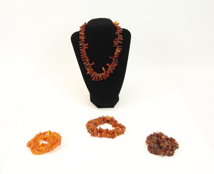 Halsband, 4 st, bärnsten, 137 gr.