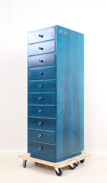 Byrå, 10 lådor, trä.