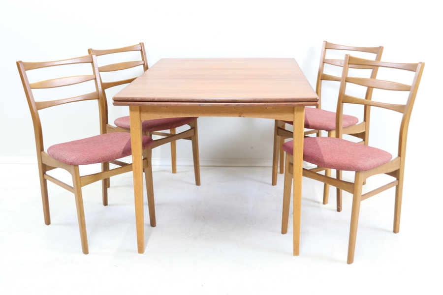 Matbord, utdragbart, samt 4 stolar, teak/textil, 1900-talets andra hälft.