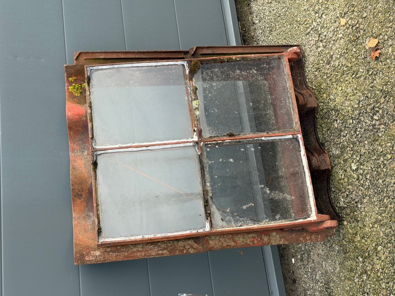 Takfönster, öppningsbart, gjutjärn/glas.