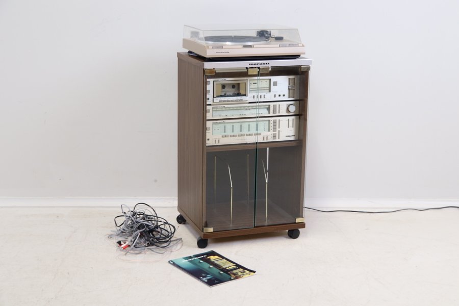 Stereoanläggning i stereorack, Marantz, samt kablar.