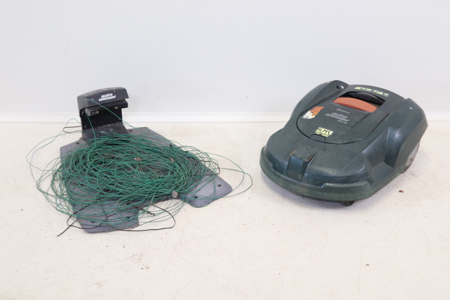 Robotgräsklippare med laddstation, "Auto Mower", Husqvarna.