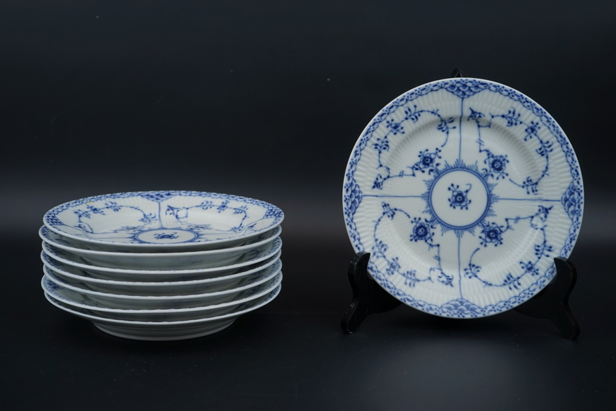 Musselmalet, assietter, 8 st, porslin, halvblond, nr 573, Royal Copenhagen.