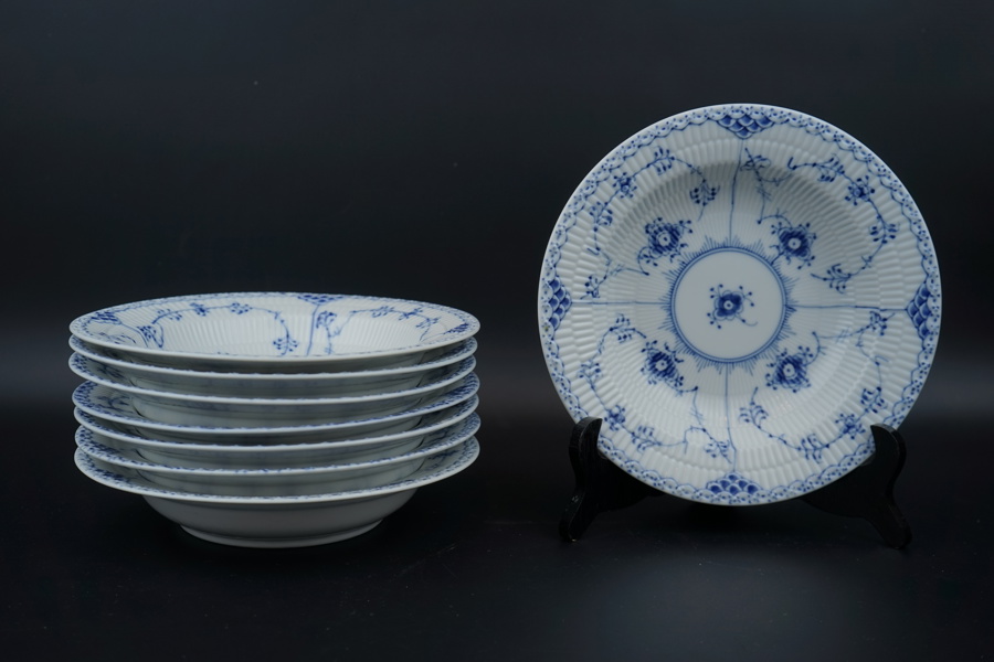 Musselmalet, djupa tallrikar, 8 st, porslin, halvblond, nr 566, Royal Copenhagen.