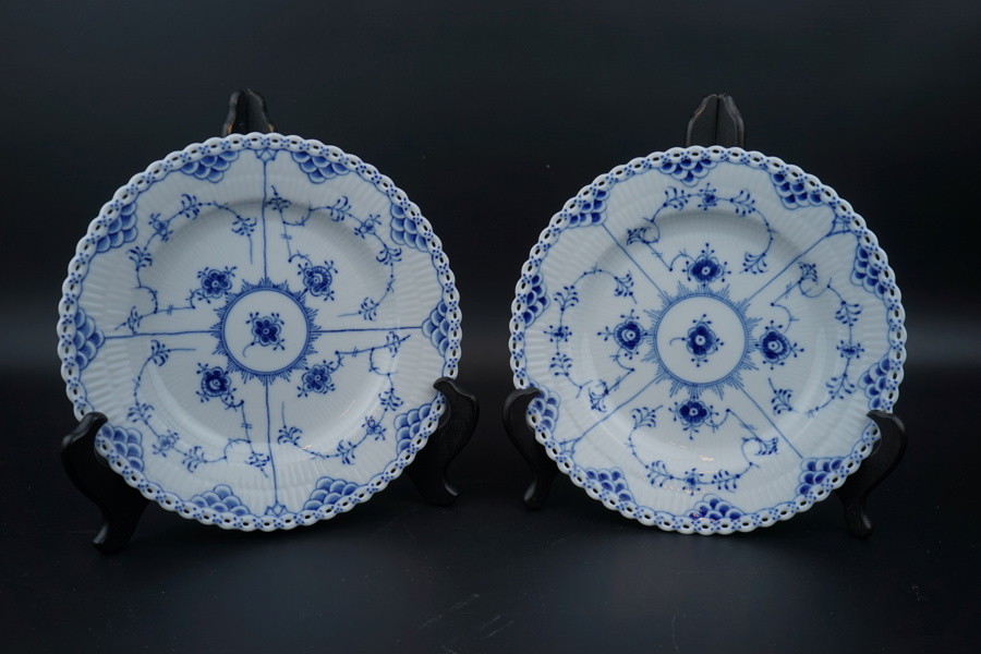 Musselmalet, mattallrikar, 2 st, porslin, helblond, nr 1085, Royal Copenhagen.