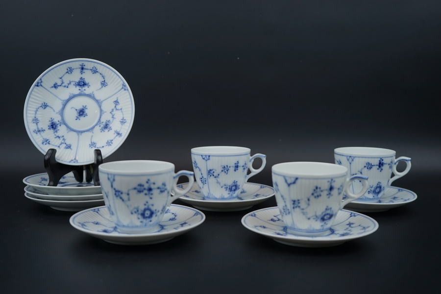 Musselmalet, kaffekoppar med fat, 4 delar, samt 4 extra kaffefat, porslin, rifflet, Royal Copenhagen.